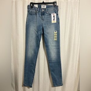 Brand new Denizen by Levi’s Mid Rise skinny jeans